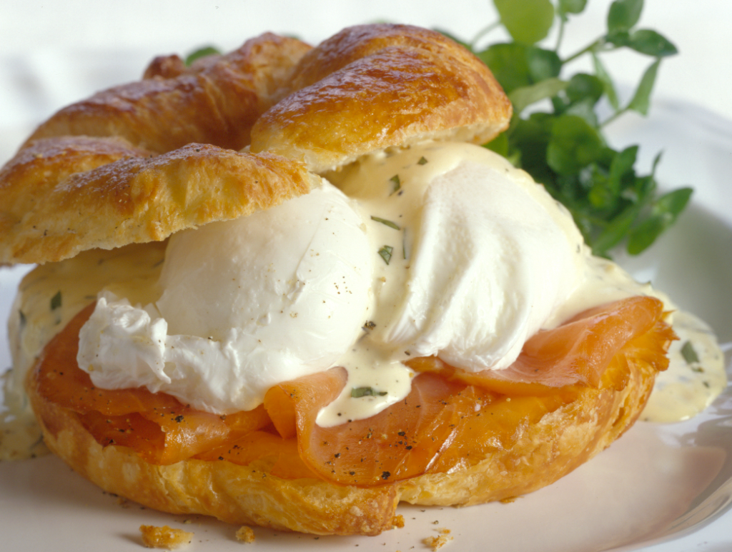 Eggs Veda – Poached eggs and smoked salmon on a croissant