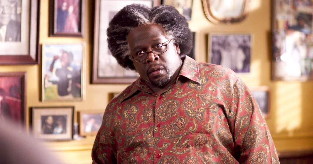 Cedric the Entertainer wears a paisley shirt in Barbershop 2