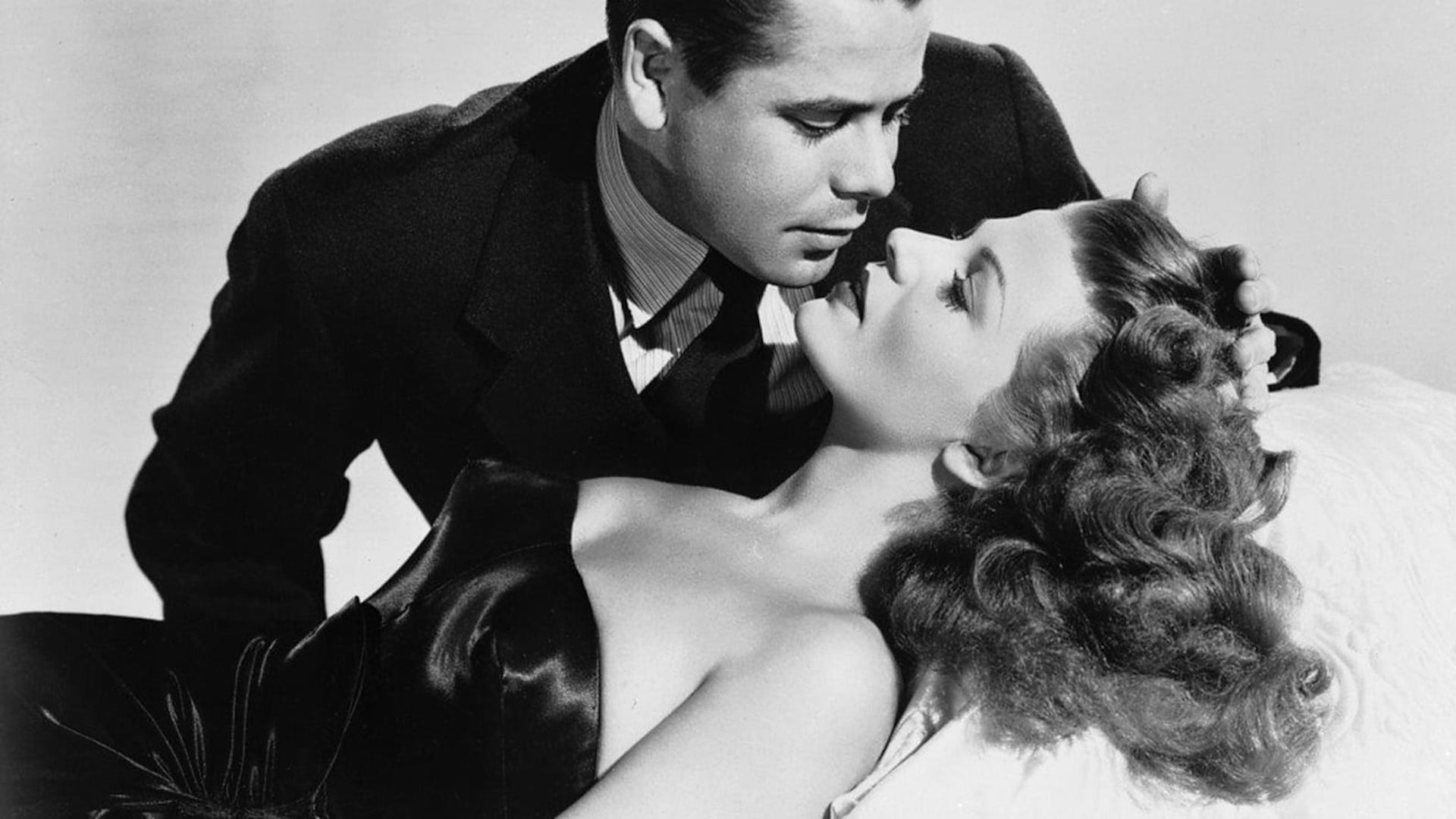 Rita Hayworth and Glen Ford embrace in Gilda