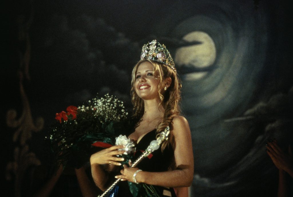 Sarah Michelle Geller is crowned "Croaker Queen" in I Know what You Did Last Summer