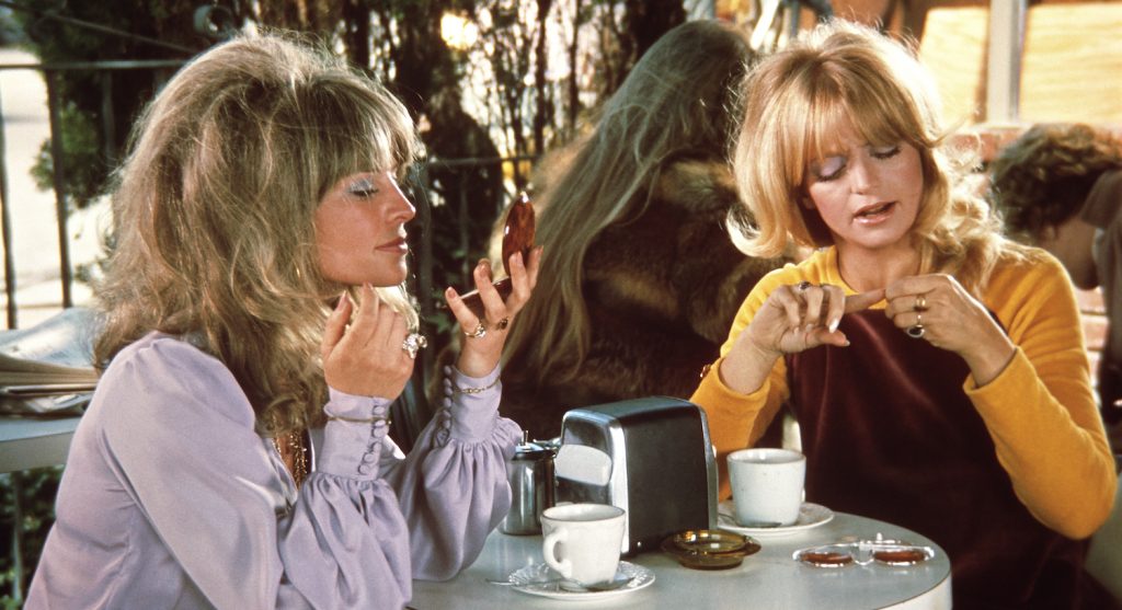 Julie Christie and Goldie Hawn drink coffee in Shampoo