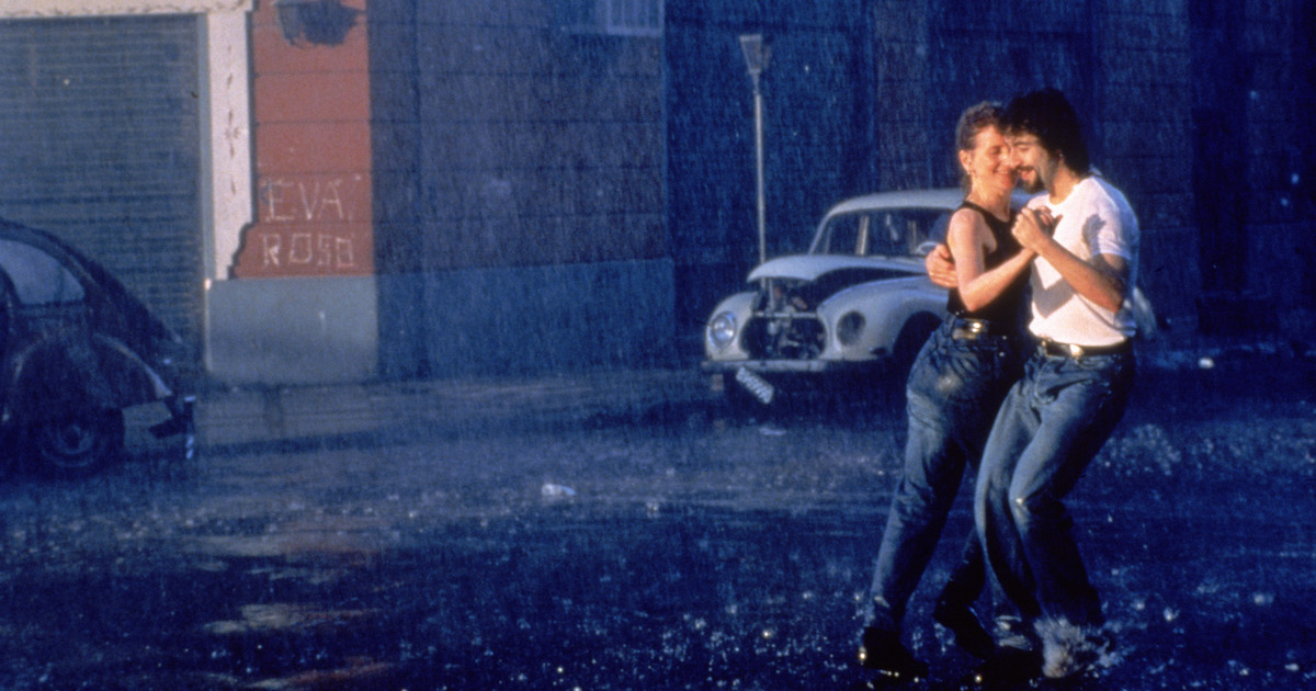 Sally Potter and Pablo Verón dance on a street in the rain in the film The Tango Lesson